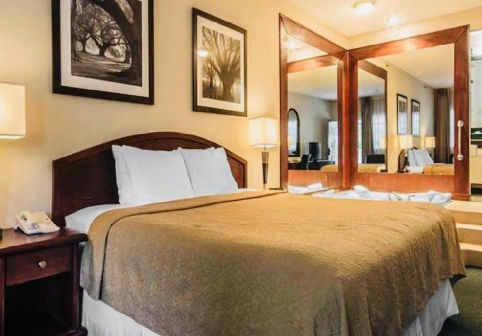 Art Infiniti Hotel Pitt Meadows Bagian luar foto